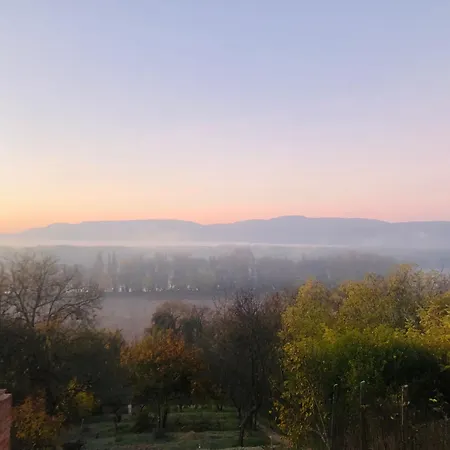 Haziko A Domboldalon Kismaros