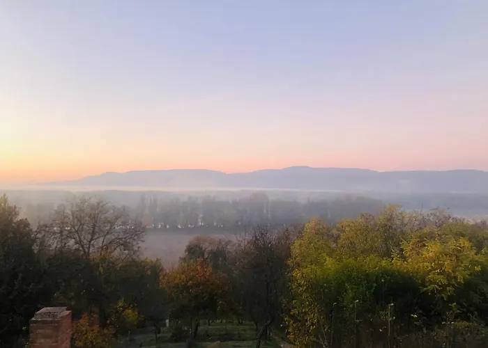Haziko A Domboldalon Kismaros